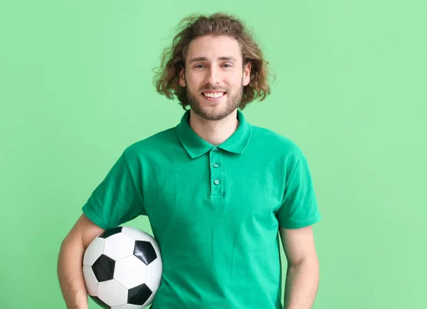 Bello Uomo Shirt Con Pallone Calcio Sfondo Verde — Foto Stock