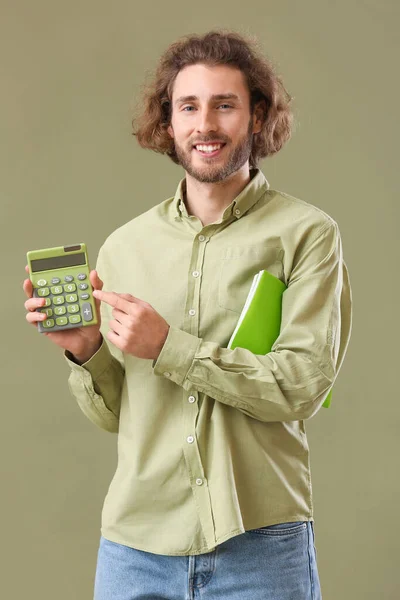 Schöner Mann Mit Taschenrechner Und Notizbüchern Auf Grünem Hintergrund — Stockfoto