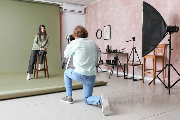 Fotograf Fotografering Kvinnlig Modell Studio — Stockfoto