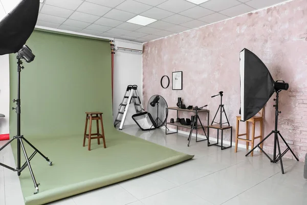Équipement Éclairage Cyclorama Vert Tabouret Dans Studio Photo Moderne — Photo