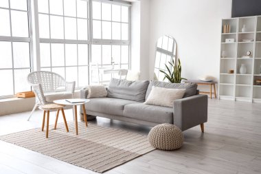 Rahat kanepesi, koltuğu ve dizüstü bilgisayarı olan şık bir oturma odası.