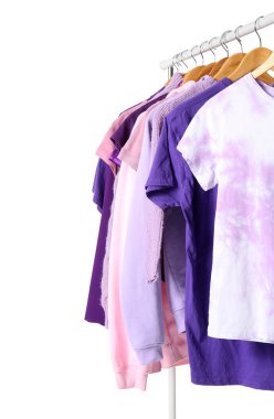 Beyaz arka planda kadın giysileri ile dizilin