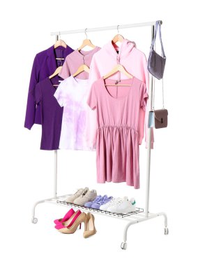 Beyaz arka planda kadın kıyafetleri ve ayakkabıları olan raflar.