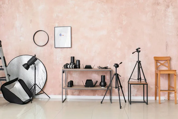 Shelving Unit Lighting Equipment Chair Pink Wall Photo Studio — Stock Photo, Image