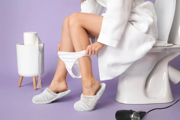Jonge Vrouw Badjas Zitten Toilet Kom Tegen Kleur Achtergrond — Stockfoto