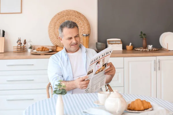 Senior Man Reading Newspaper Table Kitchen — Stock Photo, Image