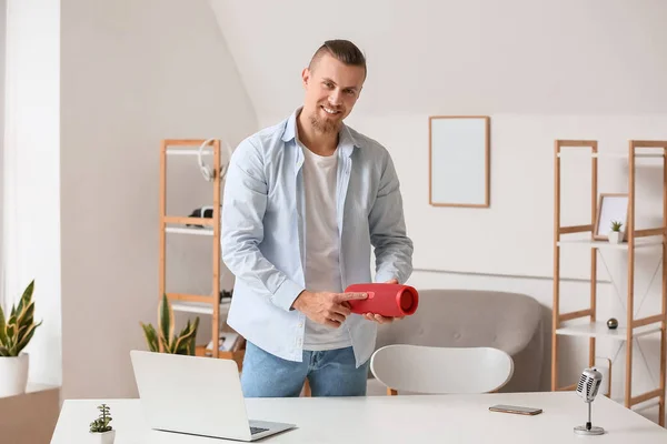 Uomo Sorridente Accende Altoparlante Portatile Senza Fili Vicino Tavolo Camera — Foto Stock