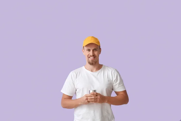 Усміхнений Чоловік Тримає Бездротовий Портативний Динамік Фіолетовому Фоні — стокове фото