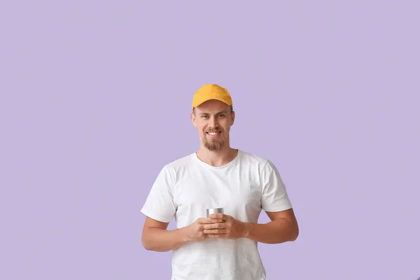 Sonriente Hombre Sosteniendo Altavoz Portátil Inalámbrico Sobre Fondo Violeta — Foto de Stock