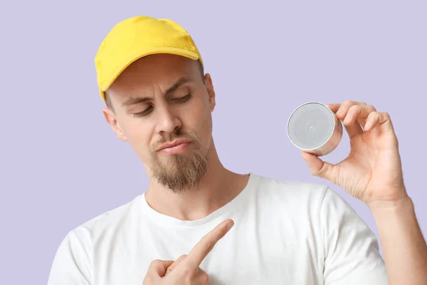 Man Pointing Wireless Portable Speaker Violet Background — Stock Photo, Image