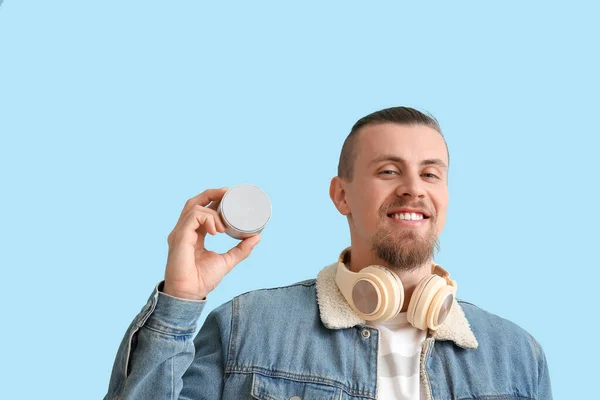 Homem Sorridente Com Fones Ouvido Modernos Segurando Alto Falante Portátil — Fotografia de Stock