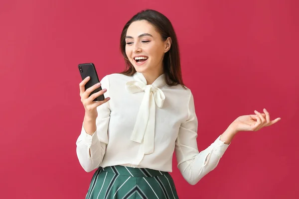 Mooie Jonge Vrouw Met Mobiele Telefoon Kleur Achtergrond — Stockfoto