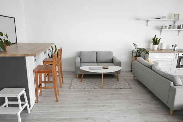Sofá Confortável Mesa Com Laptop Moderno Interior Cozinha Elegante — Fotografia de Stock