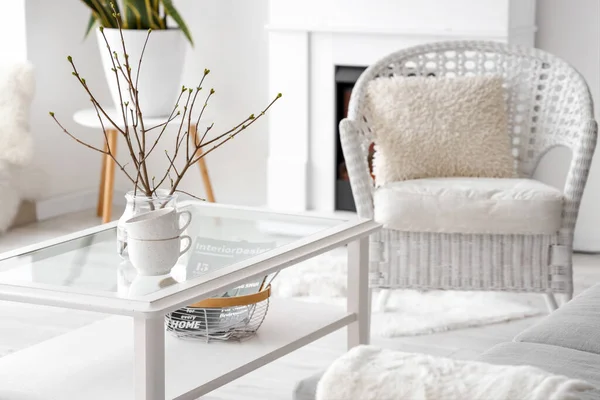 Florero Con Ramas Copas Sobre Mesa Cristal Salón — Foto de Stock