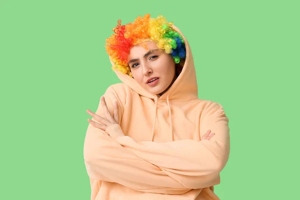 Αστεία Νεαρή Γυναίκα Πολύχρωμη Περούκα Πράσινο Φόντο Πρωταπριλιά Γιορτή Ημέρας — Φωτογραφία Αρχείου
