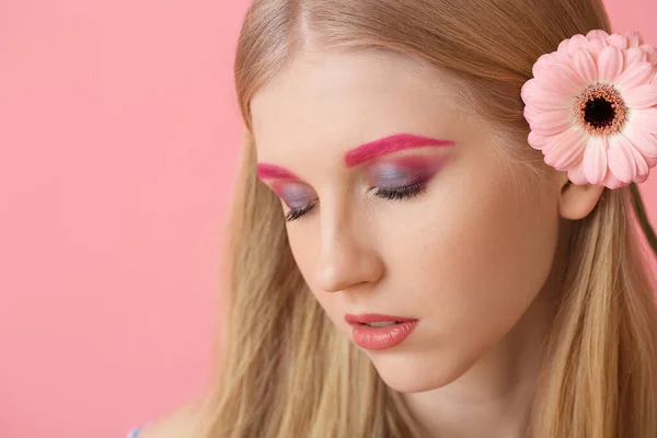 Mujer Joven Con Maquillaje Creativo Flor Gerberas Sobre Fondo Color — Foto de Stock