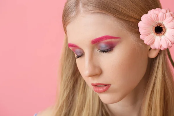 Jovem Com Maquiagem Criativa Flor Gerbera Fundo Cor — Fotografia de Stock