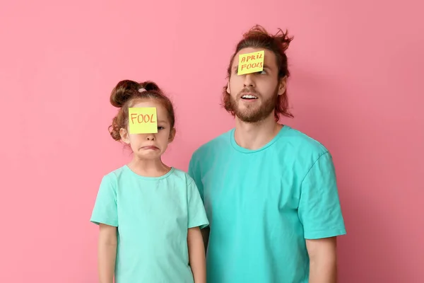 Funny Man Her Little Daughter Sticky Notes Foreheads Pink Background — Stock Photo, Image