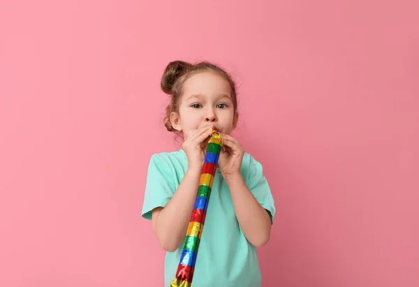 Petite Fille Drôle Avec Ventilateur Fête Sur Fond Couleur Fête — Photo