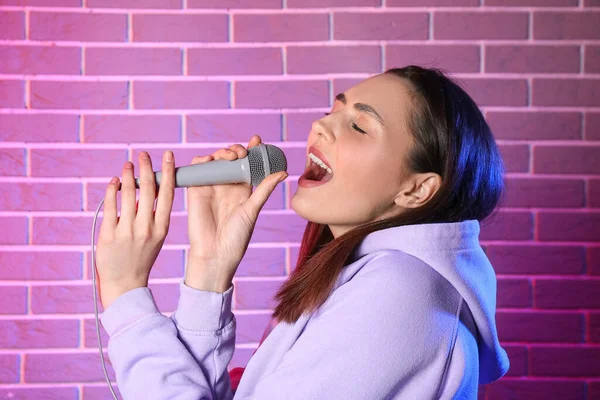 Legal Jovem Mulher Cantando Cor Tijolo Fundo — Fotografia de Stock