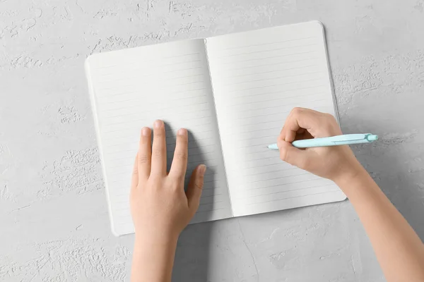 Les Mains Enfant Avec Stylo Cahier Sur Fond Clair — Photo