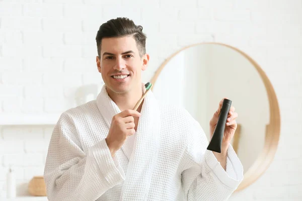Schöner Junger Mann Mit Aktivkohle Zahnpasta Und Bürste Badezimmer — Stockfoto
