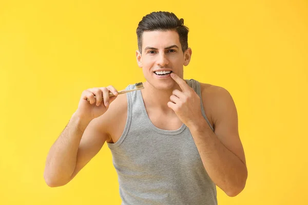 Snygg Ung Man Borsta Tänderna Med Aktivt Träkol Tandkräm Gul — Stockfoto
