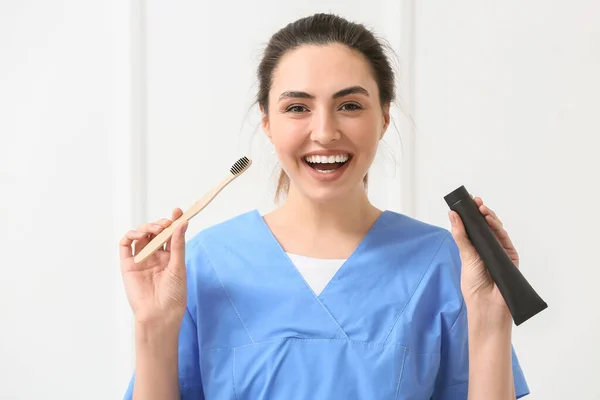 Female Dentist Activated Charcoal Tooth Paste Brush Light Background — Stock Photo, Image