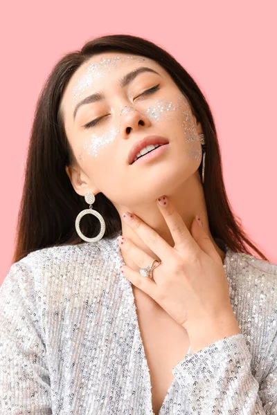 Femme Asiatique Avec Paillettes Maquillage Toucher Cou Sur Fond Couleur — Photo
