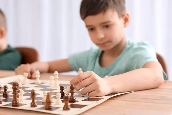 Kleiner Junge Spielt Schach Bei Turnier Verein — Stockfoto