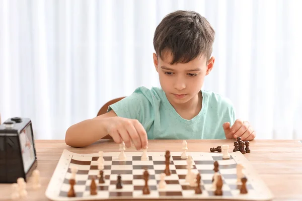 Liten Pojke Spelar Schack Turneringen Klubben — Stockfoto