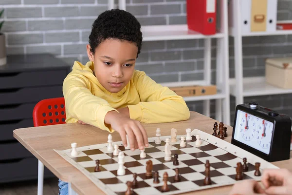 Little African American Boy Spelar Schack Turneringen Klubben — Stockfoto