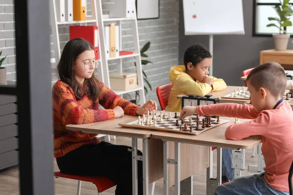 Kleine Kinderen Die Schaken Tijdens Het Toernooi Club — Stockfoto