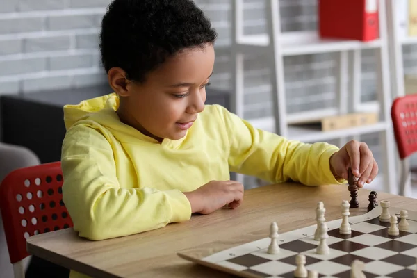 Little African American Boy Spelar Schack Turneringen Klubben — Stockfoto