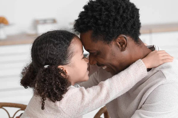 Feliz Hombre Afroamericano Pequeña Hija Abrazándose Casa — Foto de Stock