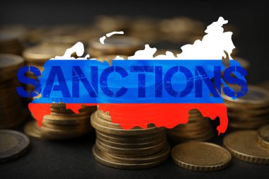 Rus bayrağı renginde Rusya haritası birçok sikkeye karşı. Ukrayna-Rusya ilişkili yaptırımlar kavramı