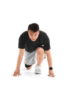 Beyaz arka planda sportif erkek koşucu