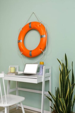 Yeşil duvarında megafon ve yüzük asılı modern işyeri