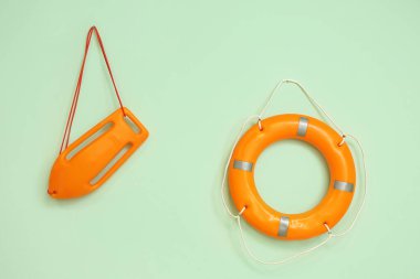 Yaşam şamandırası ve tahta yeşil duvarda asılı