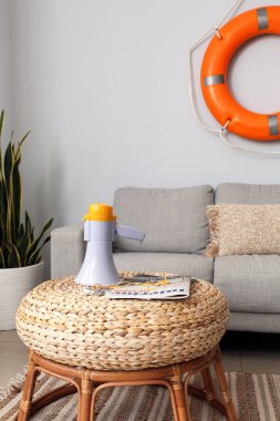 Megafon, ıslık ve dergiler oturma odasında.