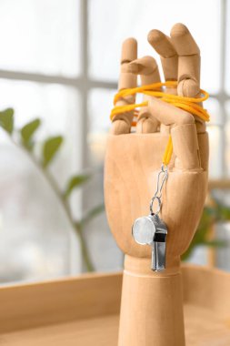 Odasında ıslık çalan tahta el, yakın plan.