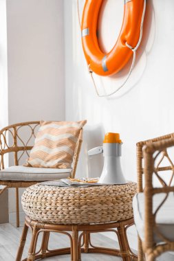 Işık duvarının yanında megafonlu ve koltuklu bir masa.