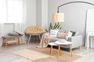 İçinde sehpa, kanepe ve lamba olan bir oturma odası.