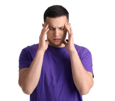 Beyaz arka plan üzerinde endişeli genç adam