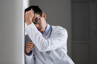 Erkek Asyalı doktor hastanede endişeleniyor.