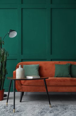 Modern oturma odasındaki masa üstünde şık vazo ve kitap.