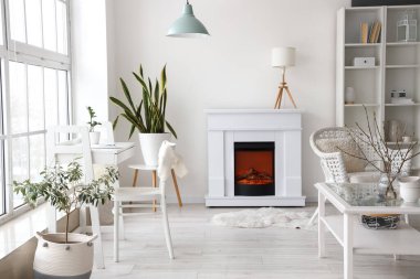 Çalışma odası ve şöminesi olan bir oturma odası.