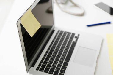 Ofisteki dizüstü bilgisayarın ekranına yapışkan not kağıdı