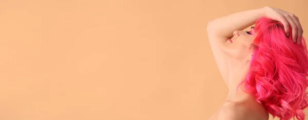 Sexy Vrouw Met Fel Roze Haar Beige Achtergrond Met Ruimte — Stockfoto