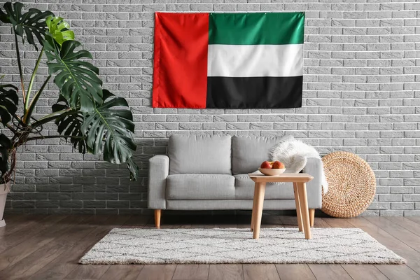 Interieur Eines Modernen Wohnzimmers Mit Grauem Sofa Und Vae Flagge — Stockfoto